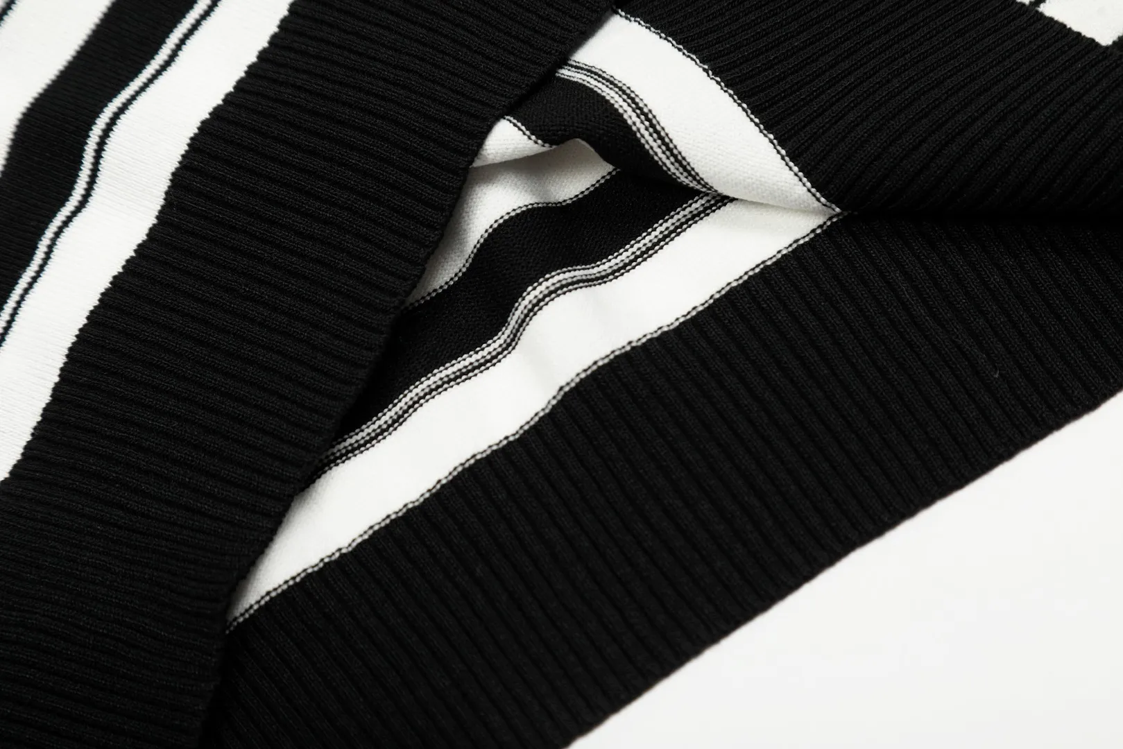 P160 💰 "Top quality" Style number: DS611# (on sale all year round) [Ralph Lauren striped pony embroidered small V-neck knitted POLO short sleeves] ✅Ralph Lauren pinstriped small V-neck ice silk knitted POLO lapel short sleeves ✅Main supply platform live broadcast Wholesale entities ✅ZP quality 1:1 version Scan the code to enter the GF website Counter quality ✅Detailed quality The only one in Guangzhou Imported quality cotton yarn Focus on high-end, cost-effective, and good quality. Needless to say, the version is restored to the original. Loose, comfortable and stress-free. Simple is high-end. Classic is eternal. ✅The upper body is simple and easy to match. A must-have for men and women. Good-looking clothes are never picky. A must-have in the wardrobe. Size: S-XL. Color: Black, White, Green.